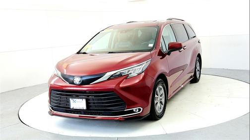 2023 Toyota Sienna XLE 8 Passenger