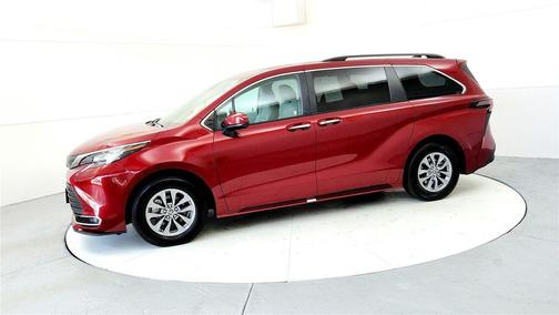 2023 Toyota Sienna XLE 8 Passenger