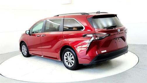 2023 Toyota Sienna XLE 8 Passenger
