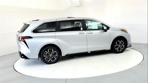 2025 Toyota Sienna Platinum 7 Passenger