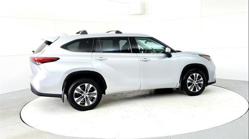 Celestial Silver Metallic 2022 Toyota Highlander XLE