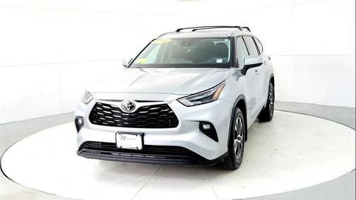 Celestial Silver Metallic 2022 Toyota Highlander XLE