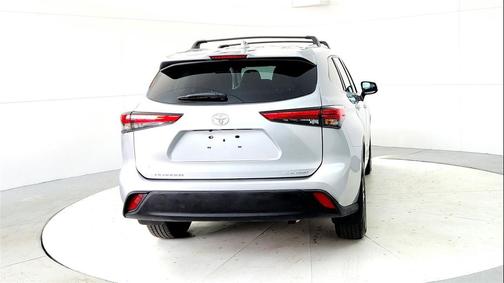 Celestial Silver Metallic 2022 Toyota Highlander XLE