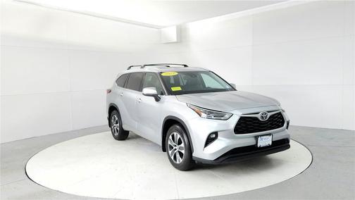 Celestial Silver Metallic 2022 Toyota Highlander XLE