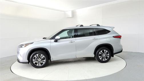 Celestial Silver Metallic 2022 Toyota Highlander XLE