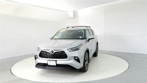 Celestial Silver Metallic 2022 Toyota Highlander XLE