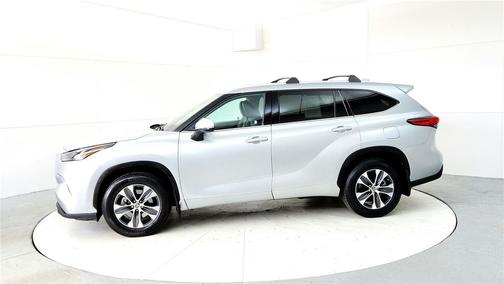 Celestial Silver Metallic 2022 Toyota Highlander XLE