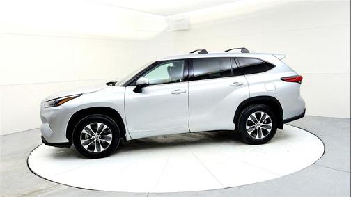 Celestial Silver Metallic 2022 Toyota Highlander XLE