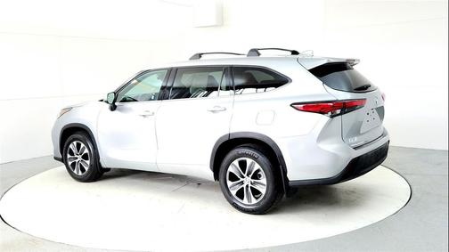 Celestial Silver Metallic 2022 Toyota Highlander XLE