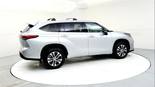 Celestial Silver Metallic 2022 Toyota Highlander XLE