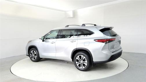 Celestial Silver Metallic 2022 Toyota Highlander XLE