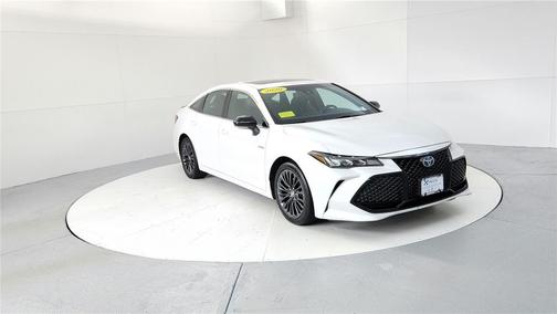 2020 Toyota Avalon Hybrid XSE