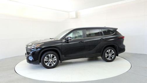 Midnight Black Metallic 2024 Toyota Highlander XLE