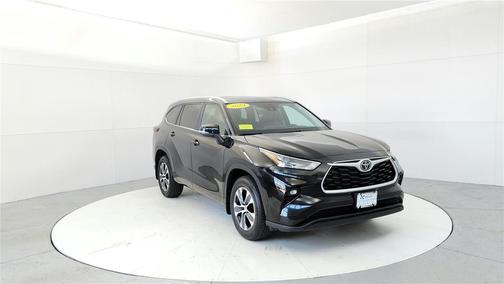 Midnight Black Metallic 2024 Toyota Highlander XLE