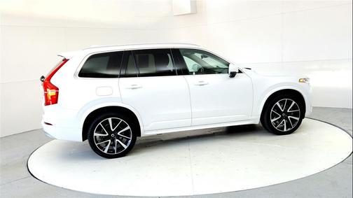 2022 Volvo XC90 T6 Momentum