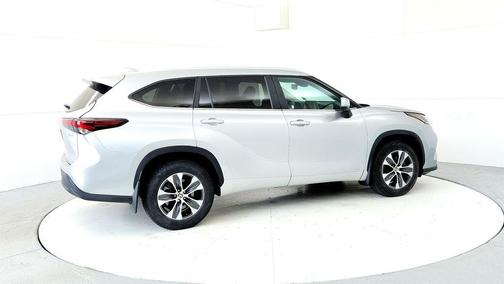 Celestial Silver Metallic 2025 Toyota Highlander Hybrid XLE