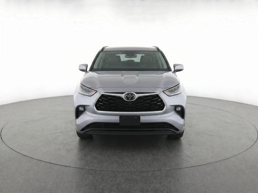 Celestial Silver Metallic 2025 Toyota Highlander Hybrid XLE
