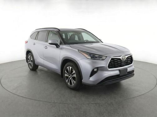 Celestial Silver Metallic 2025 Toyota Highlander Hybrid XLE