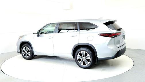 Celestial Silver Metallic 2025 Toyota Highlander Hybrid XLE