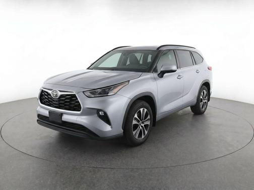 Celestial Silver Metallic 2025 Toyota Highlander Hybrid XLE
