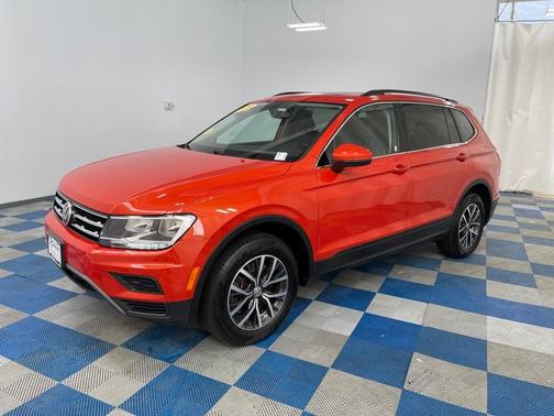 Photo 3 of 32 of 2019 Volkswagen Tiguan 2.0T SE