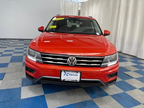 Photo 2 of 32 of 2019 Volkswagen Tiguan 2.0T SE