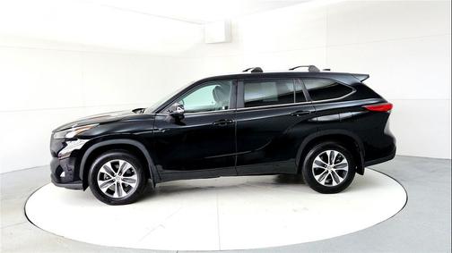 Midnight Black Metallic 2023 Toyota Highlander XLE