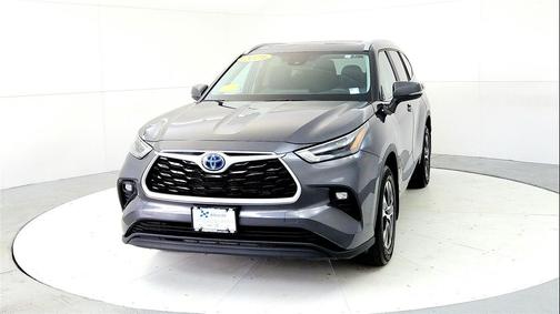 Magnetic Gray Metallic 2024 Toyota Highlander Hybrid XLE