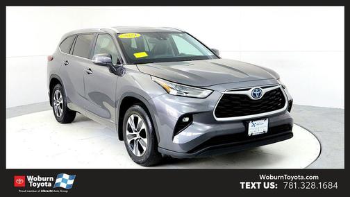 Magnetic Gray Metallic 2024 Toyota Highlander Hybrid XLE