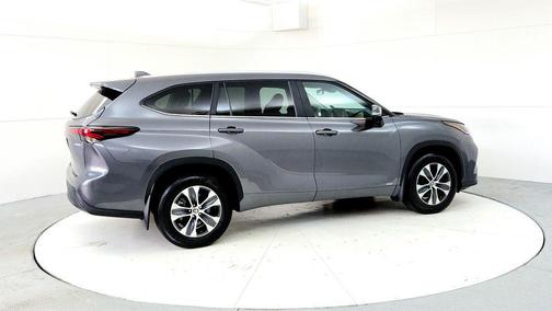 Magnetic Gray Metallic 2024 Toyota Highlander Hybrid XLE