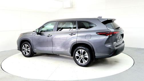 Magnetic Gray Metallic 2024 Toyota Highlander Hybrid XLE