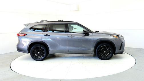 Magnetic Gray Metallic 2023 Toyota Highlander XSE