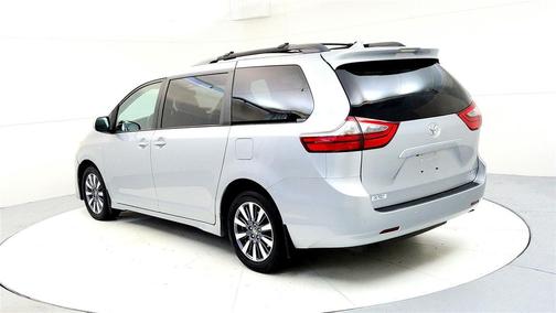 2020 Toyota Sienna XLE