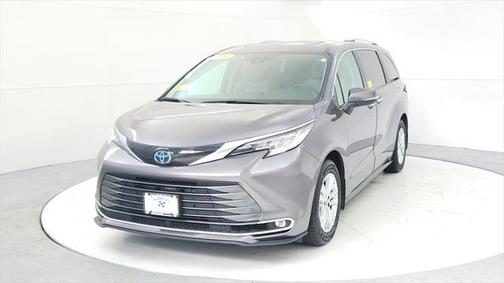 2022 Toyota Sienna Limited 7-Passenger