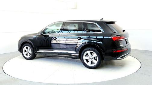 Mythos Black Metallic 2022 Audi Q7 45 Premium Plus