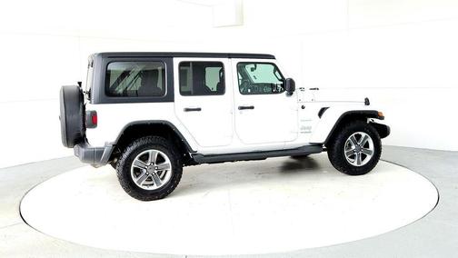 Bright White Clearcoat 2022 Jeep Wrangler Unlimited Sahara