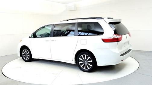 Blizzard Pearl 2019 Toyota Sienna XLE