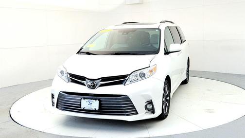 Blizzard Pearl 2019 Toyota Sienna XLE
