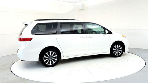 Blizzard Pearl 2019 Toyota Sienna XLE
