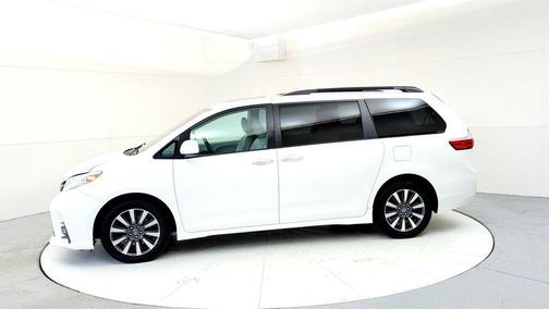 Blizzard Pearl 2019 Toyota Sienna XLE