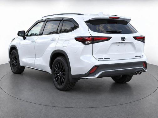 Wind Chill Pearl 2024 Toyota Highlander XSE