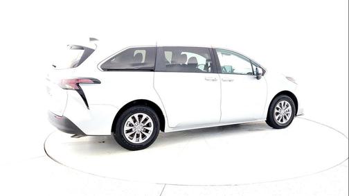 2024 Toyota Sienna LE