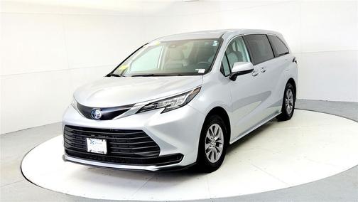 2022 Toyota Sienna LE