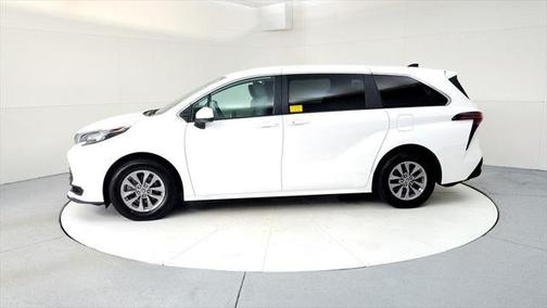 2022 Toyota Sienna LE