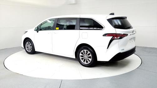2022 Toyota Sienna LE