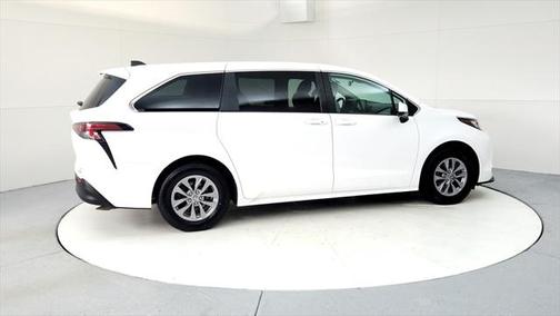 2022 Toyota Sienna LE