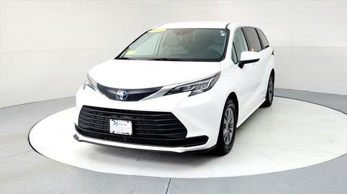 2022 Toyota Sienna LE