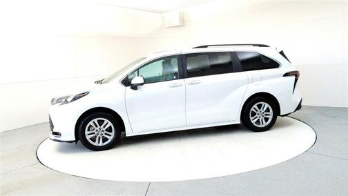 2024 Toyota Sienna XLE
