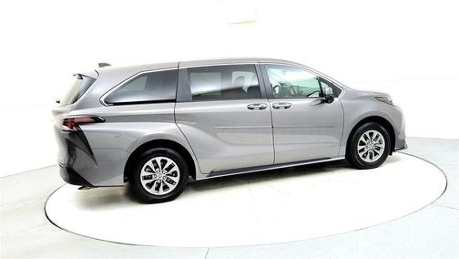 2024 Toyota Sienna LE