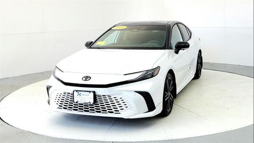 Wind Chill Pearl w/Midnight Black Metallic Roof 2026 Toyota Camry XSE
